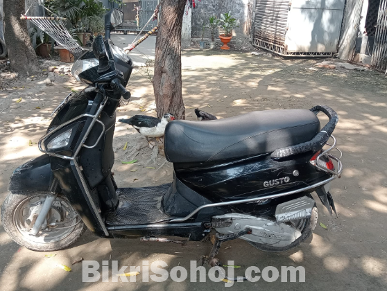 Mahindra Gusto Black 2016